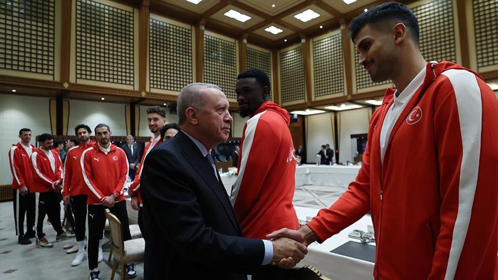12 Dev Adam Külliyede Cumhurbaşkanı Erdoğan, A Milli Erkek Basketbol Takımını kabul etti