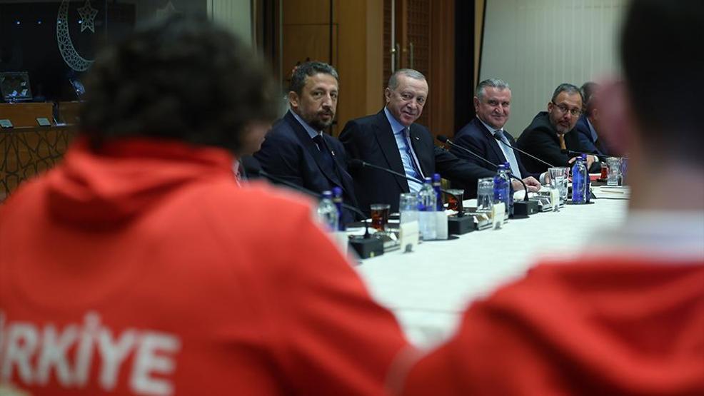 12 Dev Adam Külliyede Cumhurbaşkanı Erdoğan, A Milli Erkek Basketbol Takımını kabul etti
