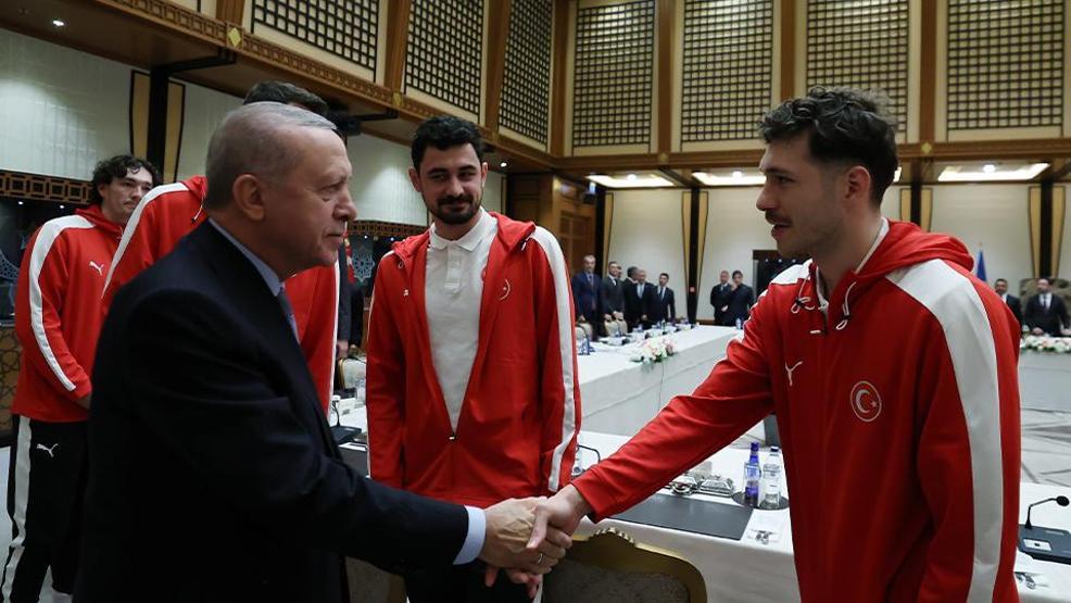12 Dev Adam Külliyede Cumhurbaşkanı Erdoğan, A Milli Erkek Basketbol Takımını kabul etti