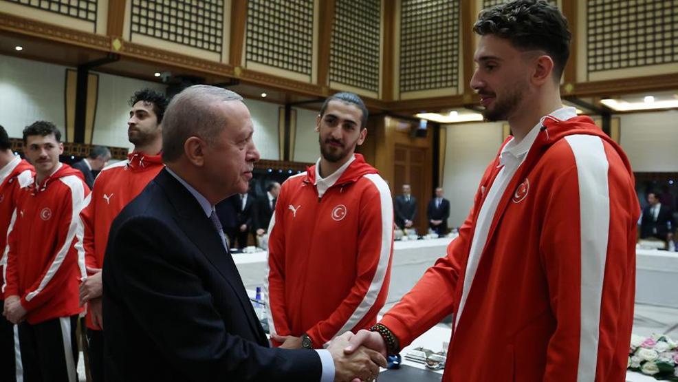 12 Dev Adam Külliyede Cumhurbaşkanı Erdoğan, A Milli Erkek Basketbol Takımını kabul etti