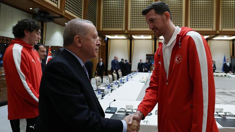 12 Dev Adam Külliyede Cumhurbaşkanı Erdoğan, A Milli Erkek Basketbol Takımını kabul etti