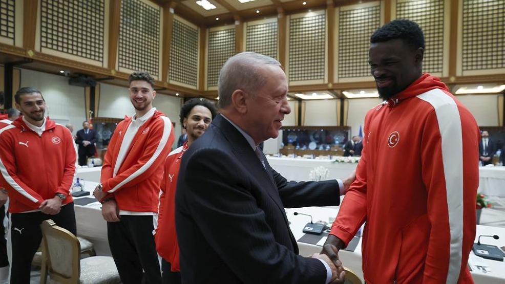 12 Dev Adam Külliyede Cumhurbaşkanı Erdoğan, A Milli Erkek Basketbol Takımını kabul etti