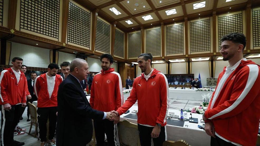 12 Dev Adam Külliyede Cumhurbaşkanı Erdoğan, A Milli Erkek Basketbol Takımını kabul etti