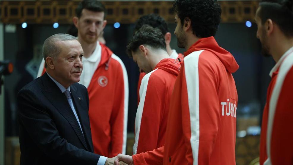 12 Dev Adam Külliyede Cumhurbaşkanı Erdoğan, A Milli Erkek Basketbol Takımını kabul etti