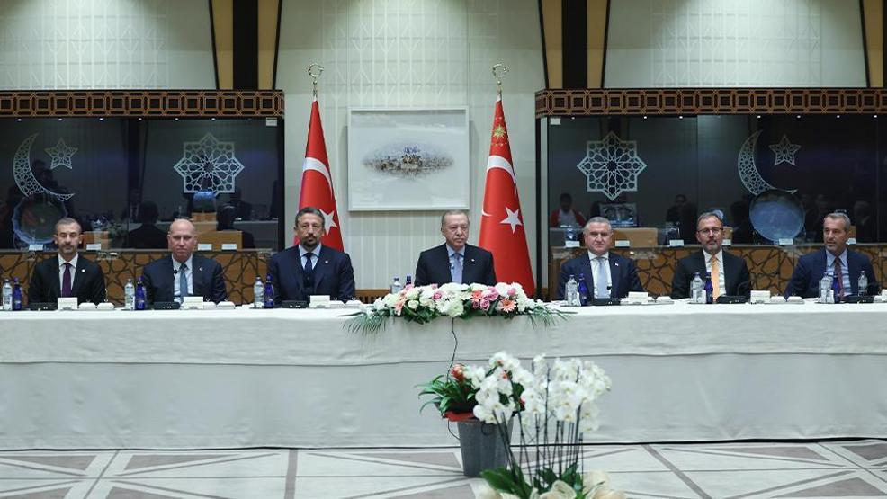 12 Dev Adam Külliyede Cumhurbaşkanı Erdoğan, A Milli Erkek Basketbol Takımını kabul etti