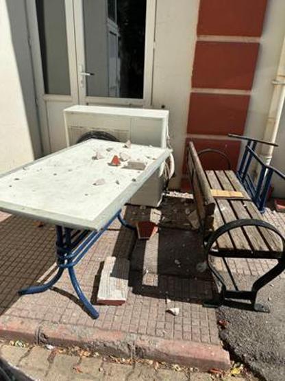 Böyle şaka olmaz olsun Pencereden düştü koluna vida takıldı