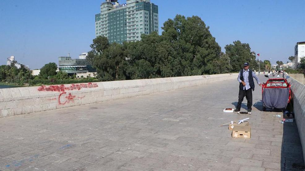 16 asırlık tarihe saygısızlık: Roma döneminden kalma köprüyü karalama tahtasına çevirdiler