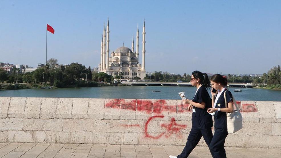 16 asırlık tarihe saygısızlık: Roma döneminden kalma köprüyü karalama tahtasına çevirdiler