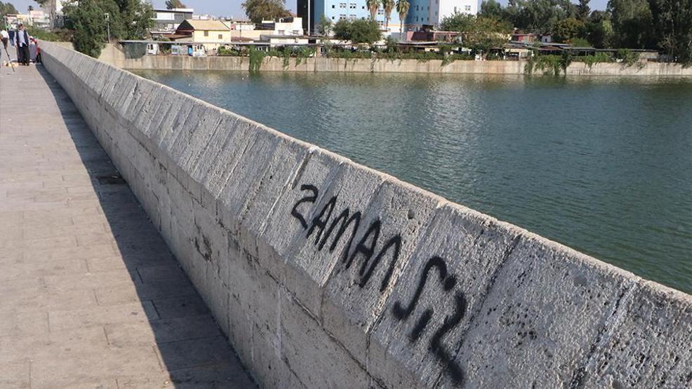 16 asırlık tarihe saygısızlık: Roma döneminden kalma köprüyü karalama tahtasına çevirdiler