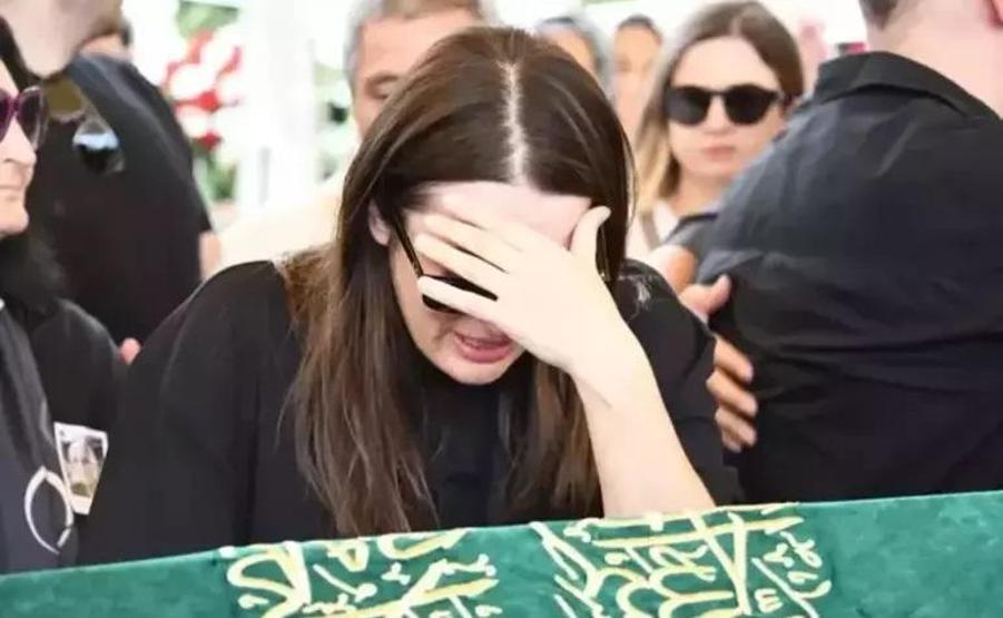 Geçtiğimiz yıl babasını kaybetmişti İrem Sakdan duygu yüklü paylaşım Kızın seni çok seviyor