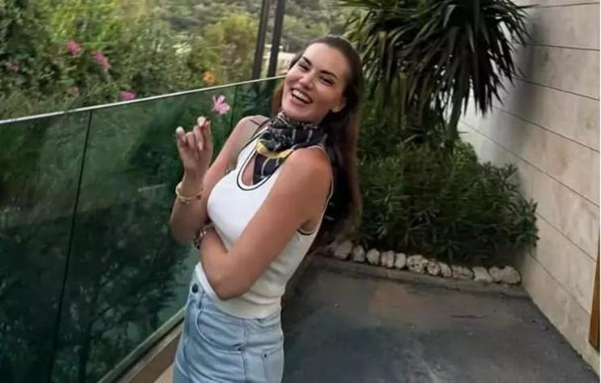 Fahriye Evcen Siyahlar İçinde Yeni Pozlarına Hayranlarından Büyük İlgi