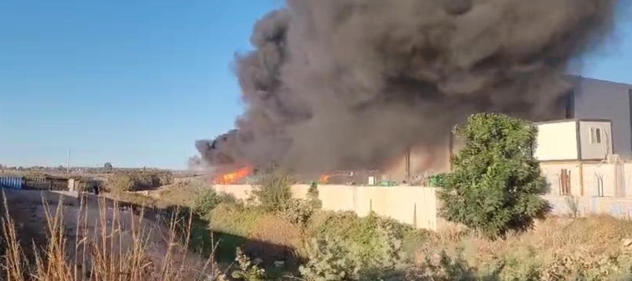 Adanada zincir marketin deposunda yangın