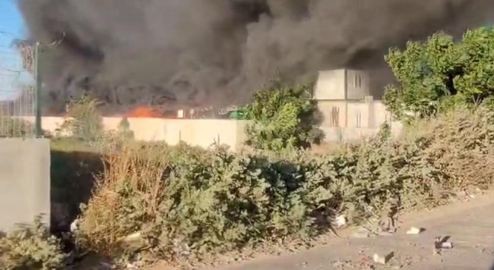 Adanada zincir marketin deposunda yangın