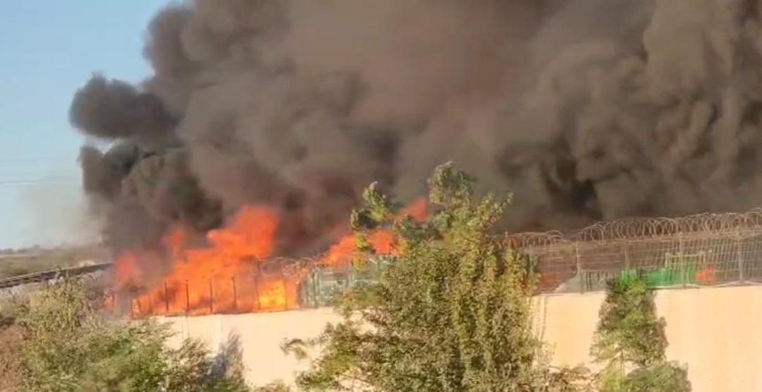 Adanada zincir marketin deposunda yangın