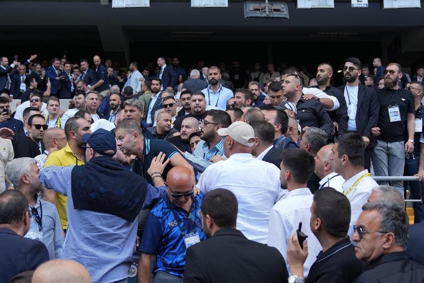Fenerbahçe Olağanüstü Seçimli Genel Kurulunda gerginlik çıktı