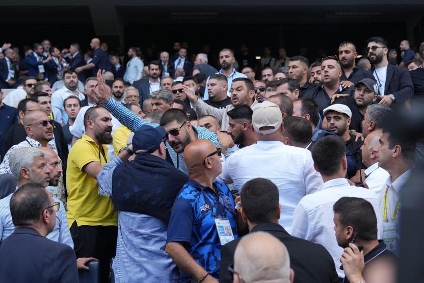 Fenerbahçe Olağanüstü Seçimli Genel Kurulunda gerginlik çıktı