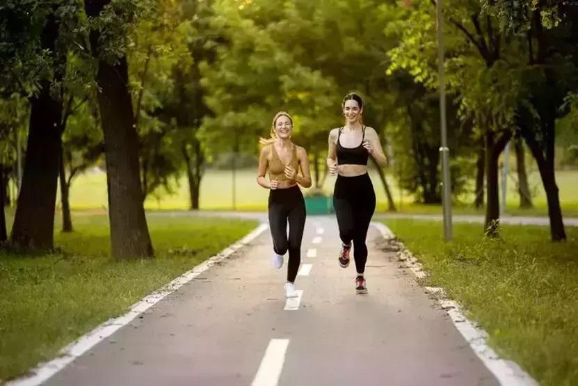 Özge Ulusoyun fit kalma sırrı ortaya çıktı Kim der ki 42 yaşında Dümdüz bir karın, tığ gibi ince bel