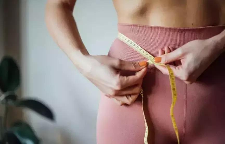 Özge Ulusoyun fit kalma sırrı ortaya çıktı Kim der ki 42 yaşında Dümdüz bir karın, tığ gibi ince bel