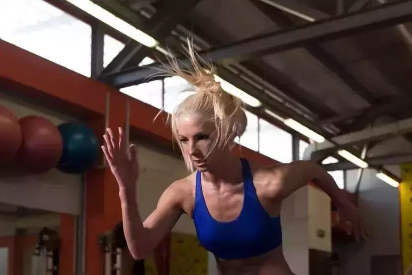 Özge Ulusoyun fit kalma sırrı ortaya çıktı Kim der ki 42 yaşında Dümdüz bir karın, tığ gibi ince bel