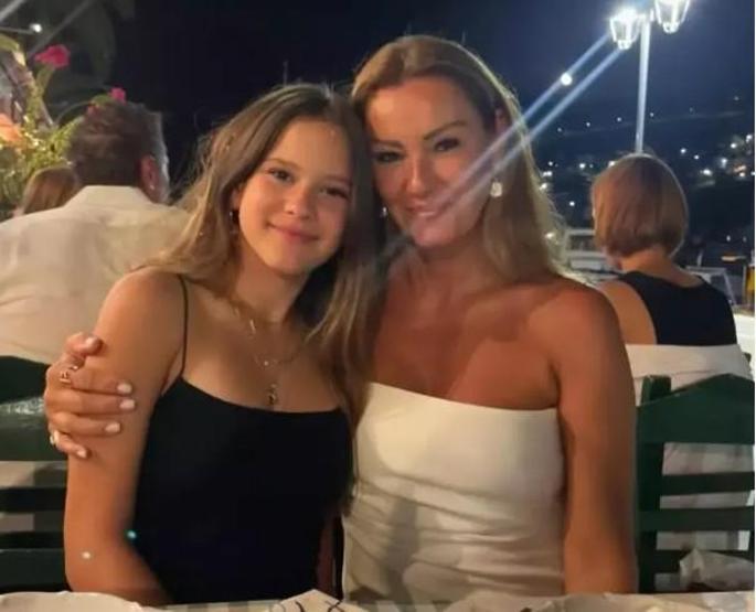 Pınar Altuğ’un Kızı Su Büyüdü Anne ve Kızın Benzerliği Dikkat Çekti