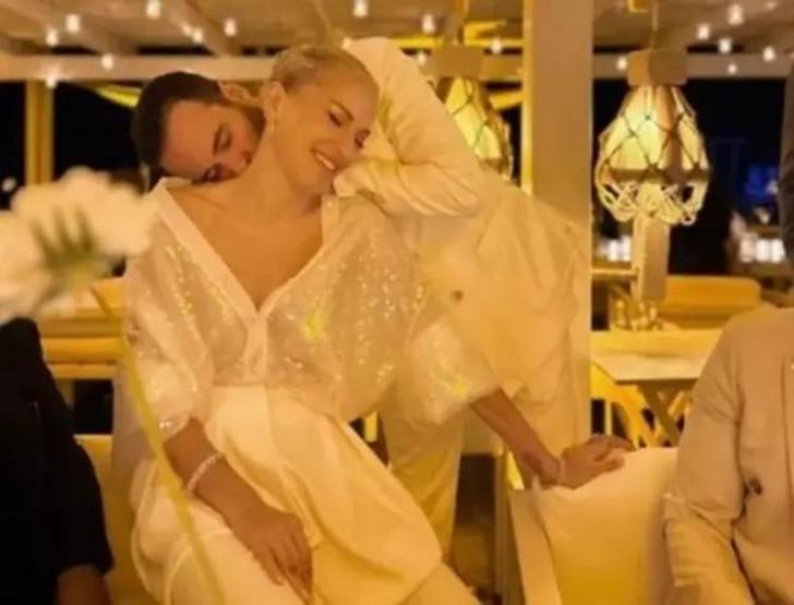 Burcu Esmersoy Sanal Medya Kazasında Eşinin Çıplak Halini Paylaştı