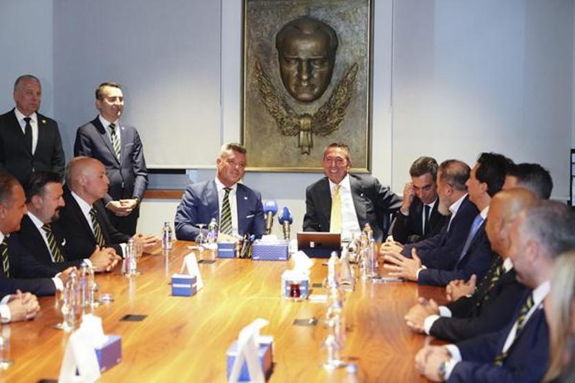 Fenerbahçede başkanlığa seçilen Sadettin Saran mazbatasını aldı