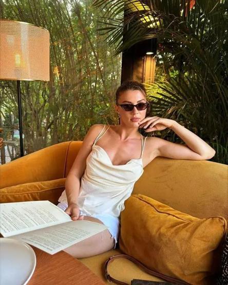 Burcu Özberkten Makyajsız Fotoğrafına Gelen Yorumlara Tepki: Biz de İnsanız