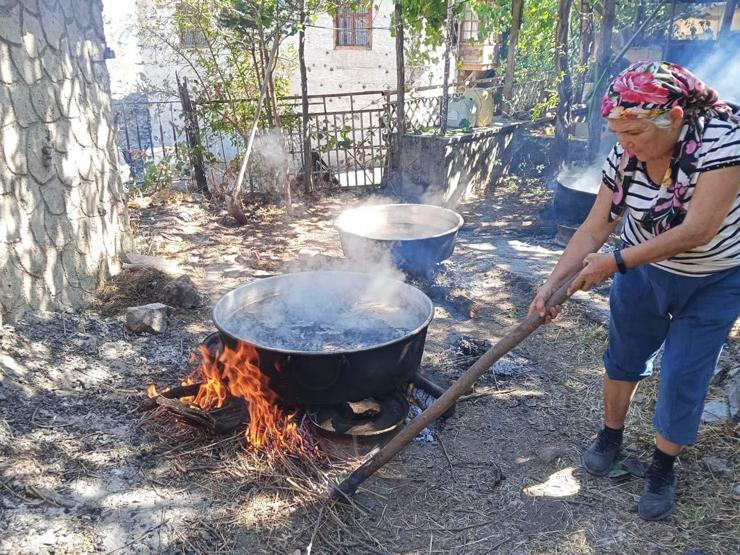 50 kiloluk kazanlarda 1 litre külle kaynatılıyor, kilosu 500 liradan satılıyor