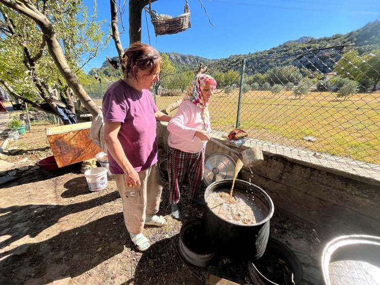 50 kiloluk kazanlarda 1 litre külle kaynatılıyor, kilosu 500 liradan satılıyor