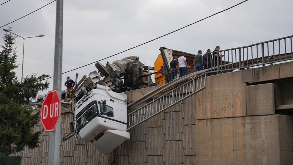 İzmirde akılalmaz kaza: Tır viyadükte asılı kaldı