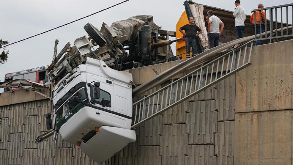 İzmirde akılalmaz kaza: Tır viyadükte asılı kaldı