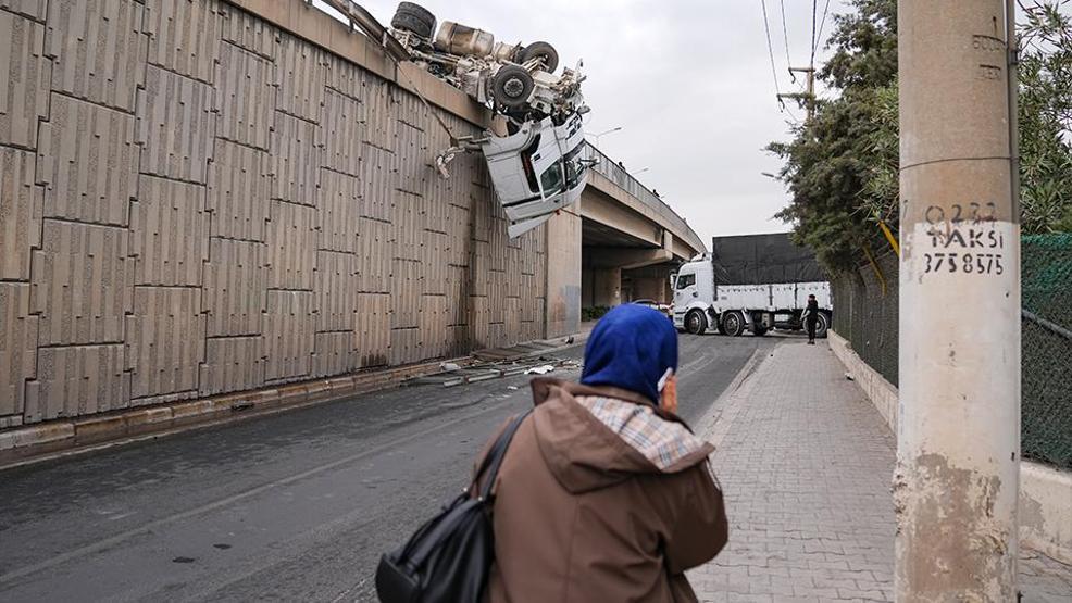 İzmirde akılalmaz kaza: Tır viyadükte asılı kaldı