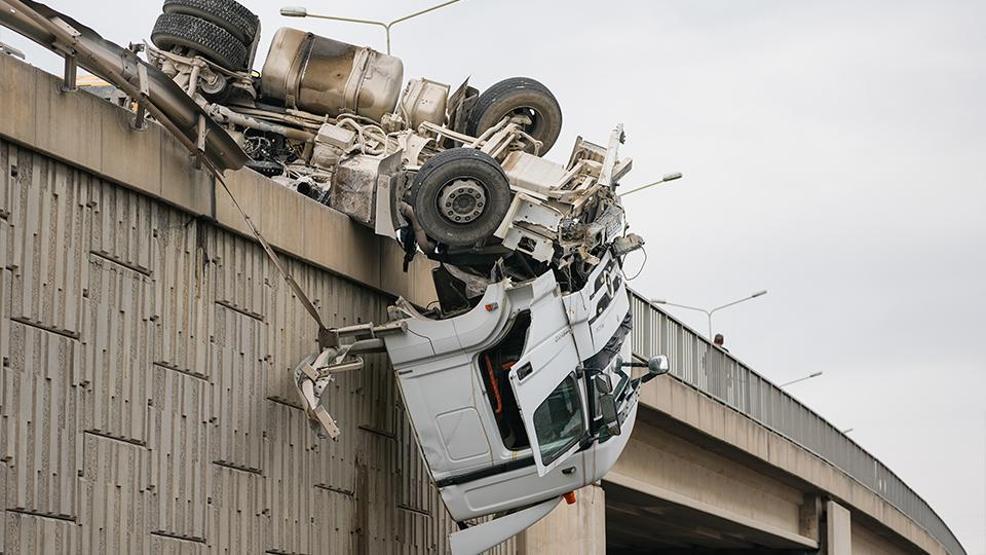 İzmirde akılalmaz kaza: Tır viyadükte asılı kaldı