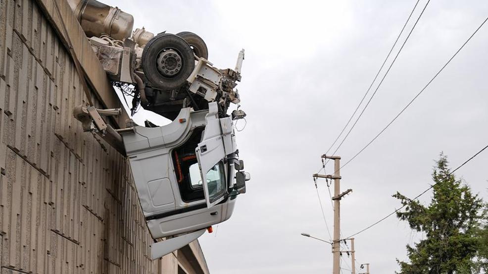İzmirde akılalmaz kaza: Tır viyadükte asılı kaldı
