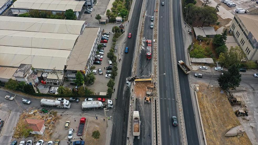İzmirde akılalmaz kaza: Tır viyadükte asılı kaldı