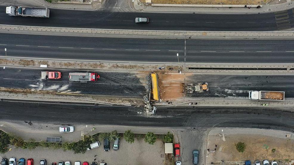 İzmirde akılalmaz kaza: Tır viyadükte asılı kaldı