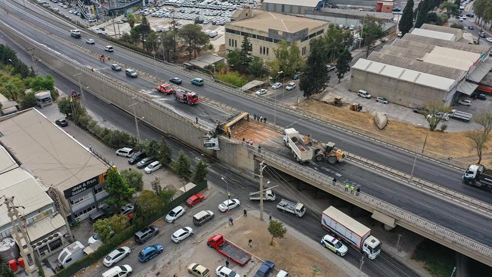 İzmirde akılalmaz kaza: Tır viyadükte asılı kaldı