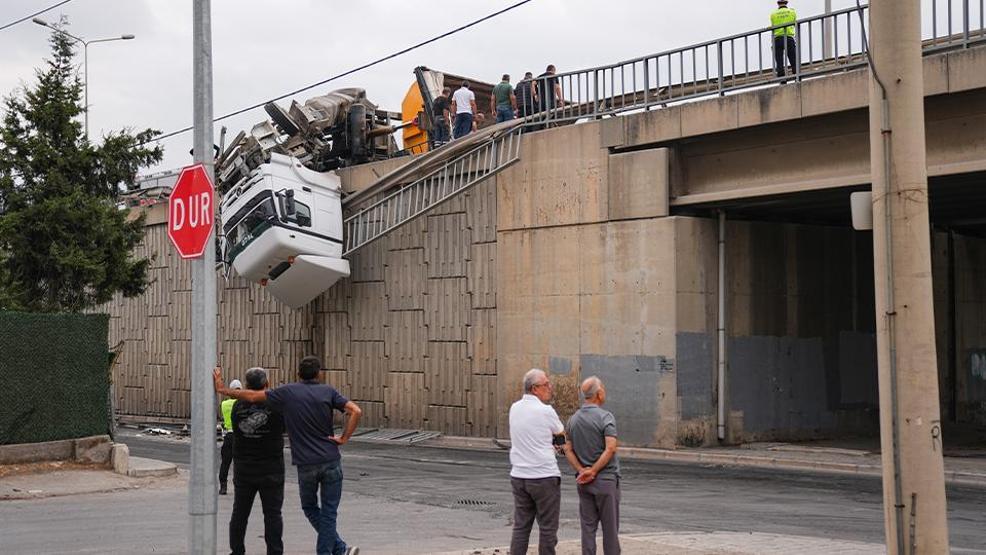 İzmirde akılalmaz kaza: Tır viyadükte asılı kaldı
