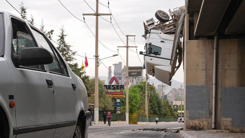İzmirde akılalmaz kaza: Tır viyadükte asılı kaldı