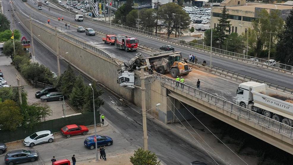 İzmirde akılalmaz kaza: Tır viyadükte asılı kaldı