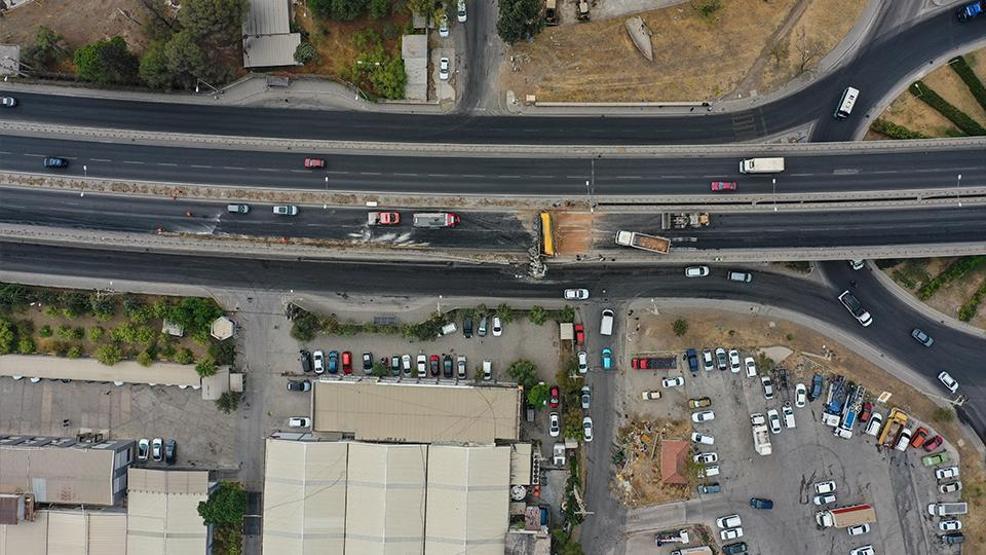 İzmirde akılalmaz kaza: Tır viyadükte asılı kaldı