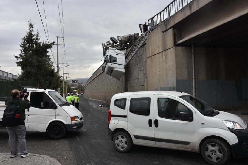 İzmirde akılalmaz kaza: Tır viyadükte asılı kaldı