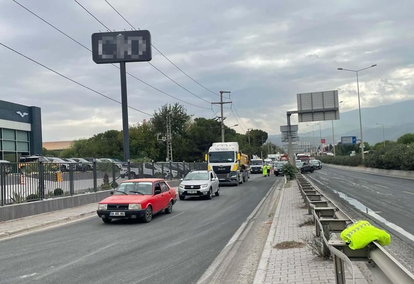İzmirde akılalmaz kaza: Tır viyadükte asılı kaldı