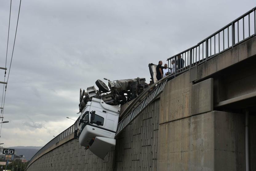 İzmirde akılalmaz kaza: Tır viyadükte asılı kaldı