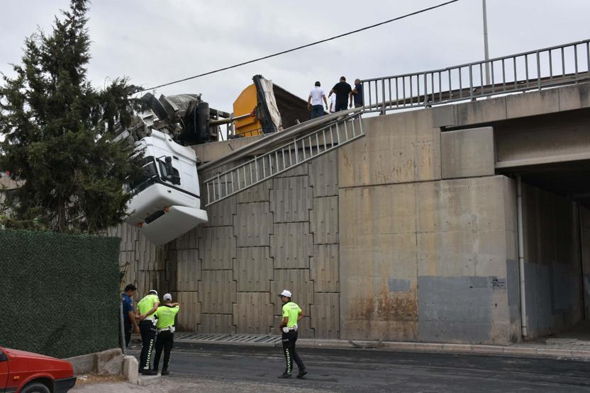 İzmirde akılalmaz kaza: Tır viyadükte asılı kaldı
