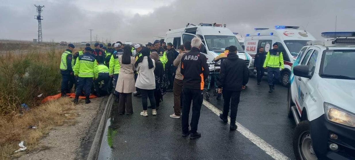 Jandarma aracına minibüs çarptı: 2 asker şehit, 1 sivil hayatını kaybetti
