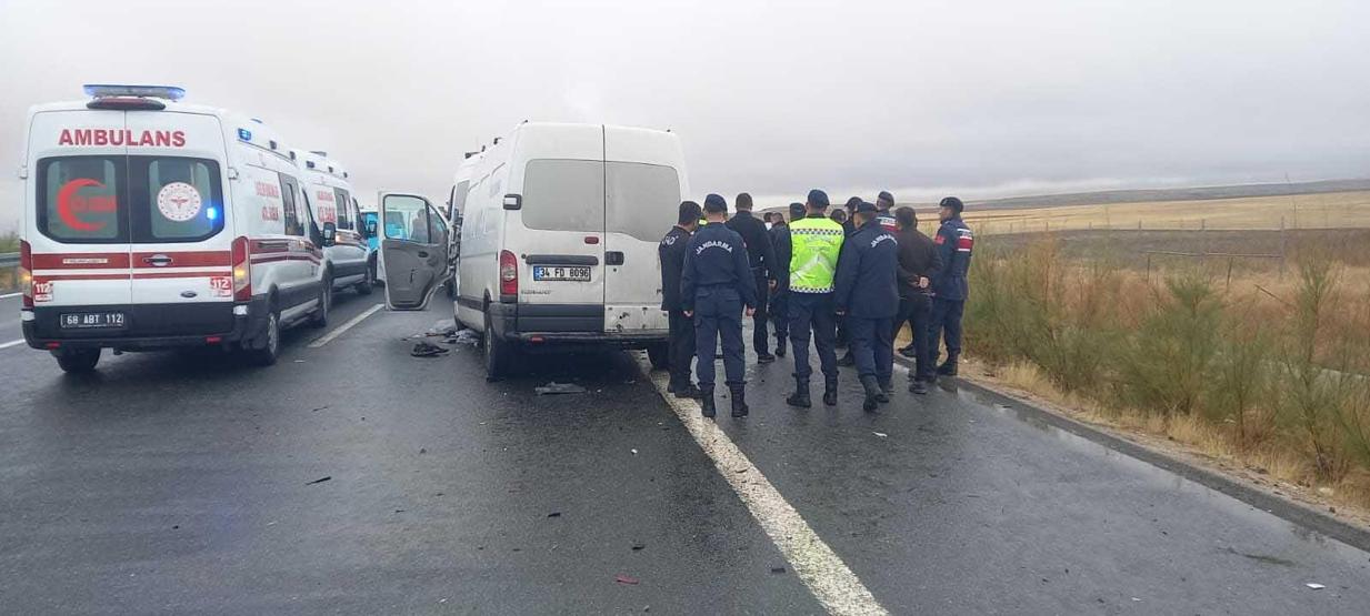 Jandarma aracına minibüs çarptı: 2 asker şehit, 1 sivil hayatını kaybetti