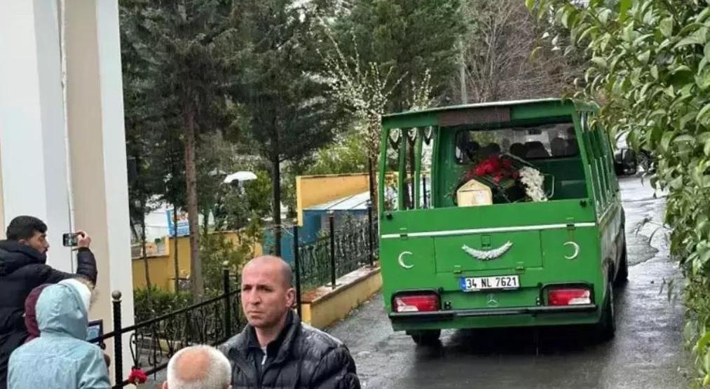 Tanyelinin eşi İlker Sünneliden hüzünlendiren sözler Anlamsız bir dünyayı renklendiren duyguya sevgi denir