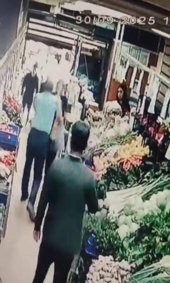 Köpeği ile alışveriş yapan kadına yumruklu saldırı Saldırgan yakalandı: Suç kaydı olduğu ortaya çıktı