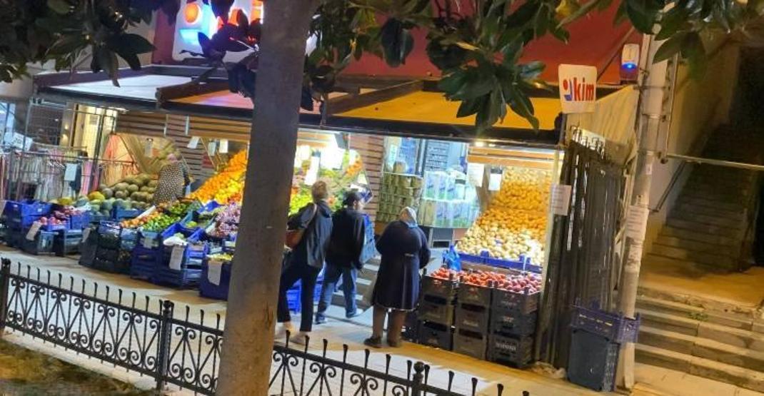 Köpeği ile alışveriş yapan kadına yumruklu saldırı Saldırgan yakalandı: Suç kaydı olduğu ortaya çıktı